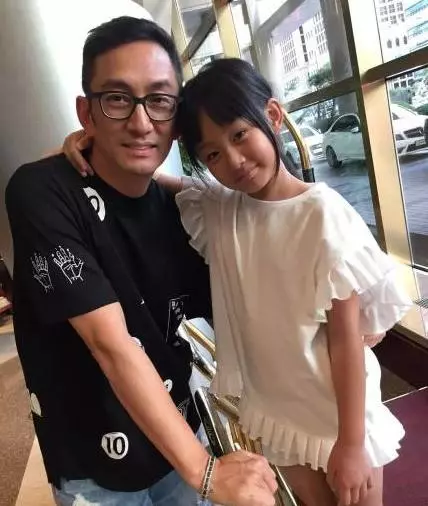 54歲吳啟華被拍開著百萬豪車,會合兩名女粉絲一起逛街買名表