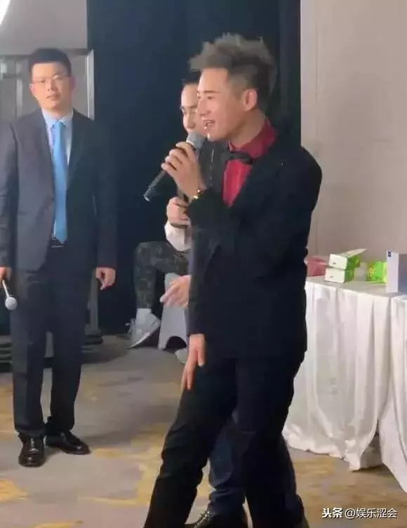 曾是90後最愛的歌手,現在淪為十八線歌手,商場賣力唱歌無人識!