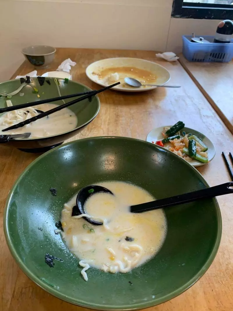 看到的不一定是事實!醫師車丟大門衝進醫院救人 , 吃瓜民眾竟拿出手機拍照 !