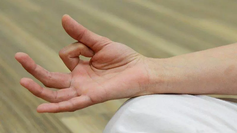 「這根手指」發麻或是中風前兆!送您一個「防風散」配方,可預防中風!