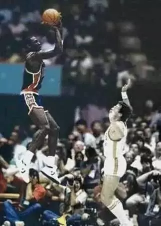 有一種投籃叫做喬丹的中投!跳那麼高還能後仰?Kobe都沒完全學到精髓
