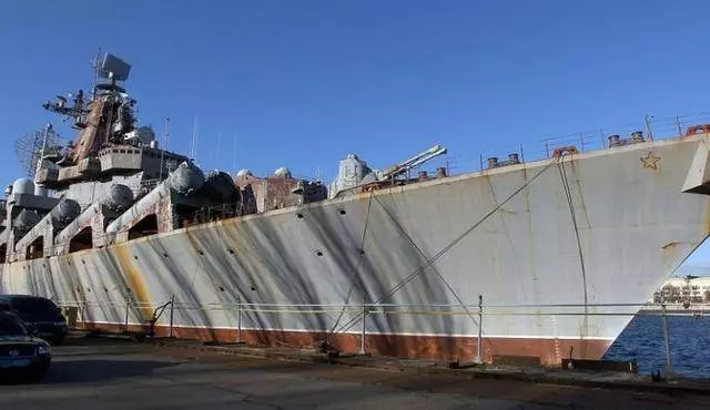 這艘戰艦差點來中國,055橫空出世將其擠開,在碼頭泡成了廢鐵