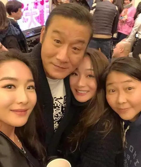 梁家輝女兒曬全家福 影帝學女兒吐舌賣萌父愛爆棚