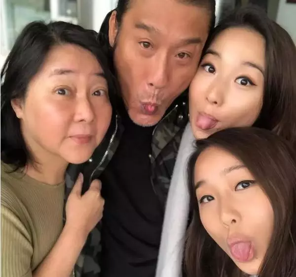 梁家輝女兒曬全家福 影帝學女兒吐舌賣萌父愛爆棚