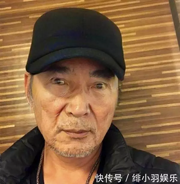 昔日盛世容顏焦恩俊,一夜之間變老,而身邊的哮天犬卻越來越帥!