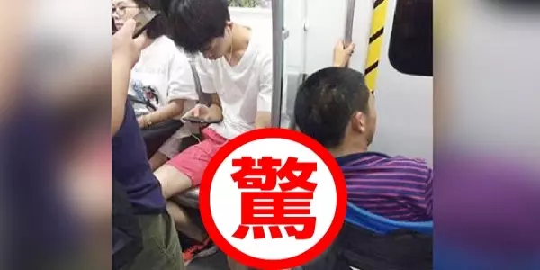 身障男檔不住睡意,輪椅隨地鐵搖晃,年輕男竟做出「驚人舉動」引網友熱議!