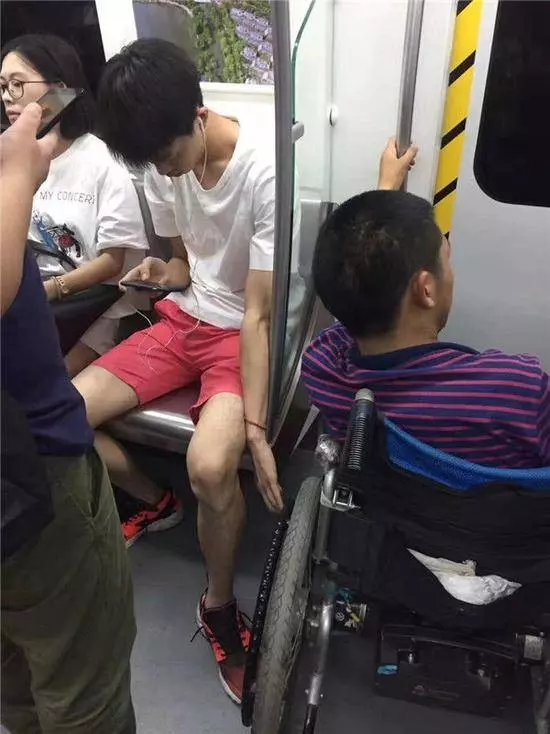 身障男檔不住睡意,輪椅隨地鐵搖晃,年輕男竟做出「驚人舉動」引網友熱議!