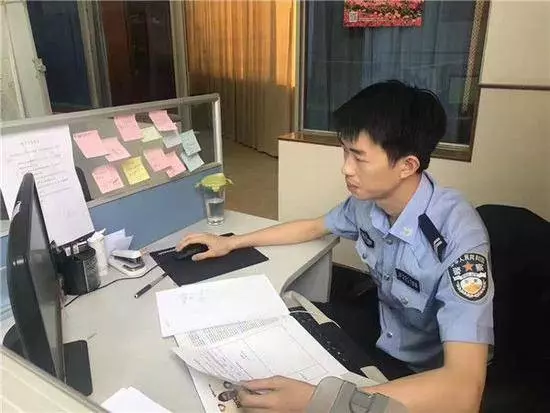 身障男檔不住睡意,輪椅隨地鐵搖晃,年輕男竟做出「驚人舉動」引網友熱議!