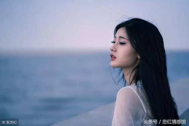 四個兒子都沒活過50歲,算命先生讓挖開祖墳 !看到裡面老母親嚇癱!