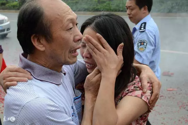 四個兒子都沒活過50歲,算命先生讓挖開祖墳 !看到裡面老母親嚇癱!