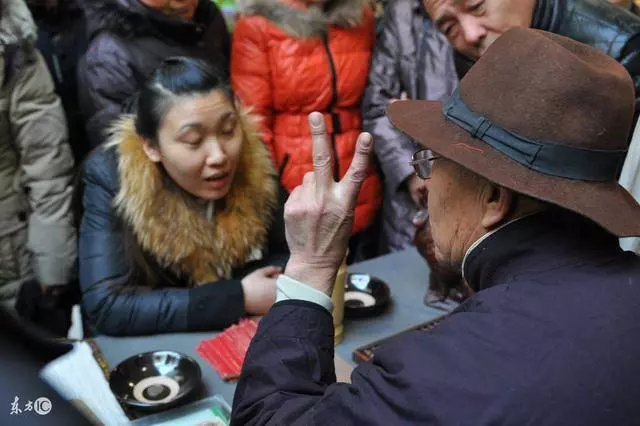 四個兒子都沒活過50歲,算命先生讓挖開祖墳 !看到裡面老母親嚇癱!