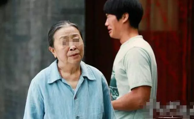 四個兒子都沒活過50歲,算命先生讓挖開祖墳 !看到裡面老母親嚇癱!