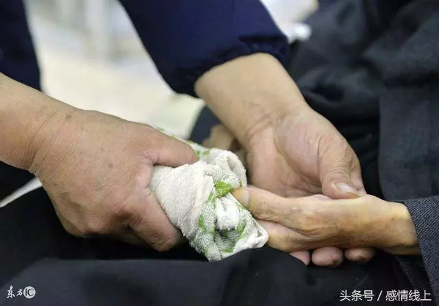 外公病倒無人照顧,我和老公伺候五年,他70大壽當天給我們大驚喜