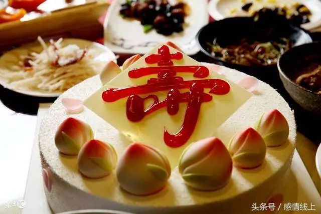 外公病倒無人照顧,我和老公伺候五年,他70大壽當天給我們大驚喜