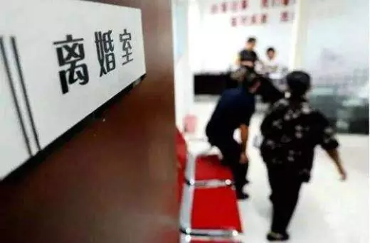結婚才半年就離婚了,孩子出生後,婆婆帶著10萬塊錢來跟我協商
