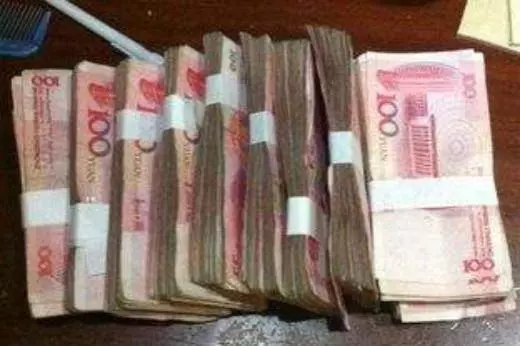 結婚才半年就離婚了,孩子出生後,婆婆帶著10萬塊錢來跟我協商