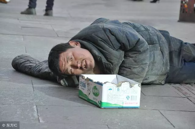婚禮當天,一個乞丐跑來酒店討吃喝,他說一話,我趕走新娘,離婚!