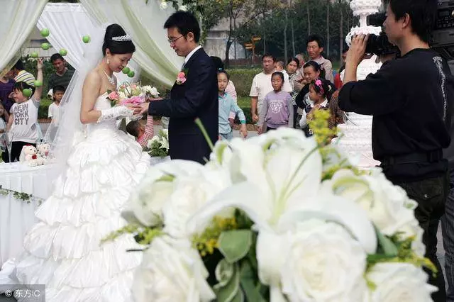婚禮當天,一個乞丐跑來酒店討吃喝,他說一話,我趕走新娘,離婚!
