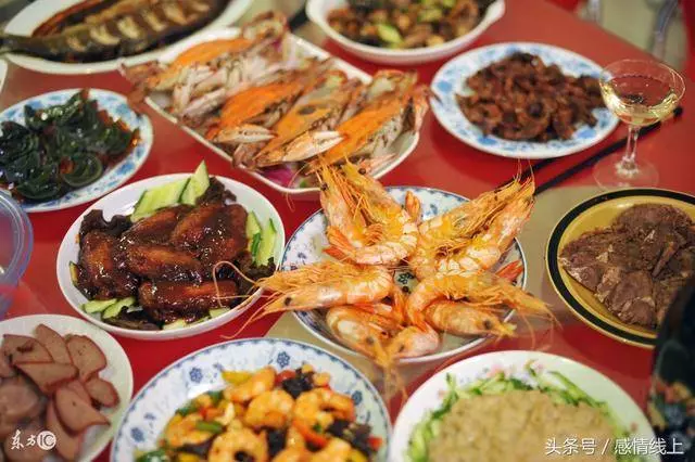 外出打工三年才回家,吃飯時發現老媽不敢夾菜,我暴打老婆一頓