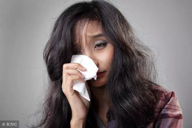 外出打工三年才回家,吃飯時發現老媽不敢夾菜,我暴打老婆一頓
