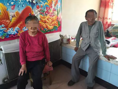 遠嫁3年懷孕了,回娘家報喜,等2小時飯還沒好,跑去廚房捂住嘴
