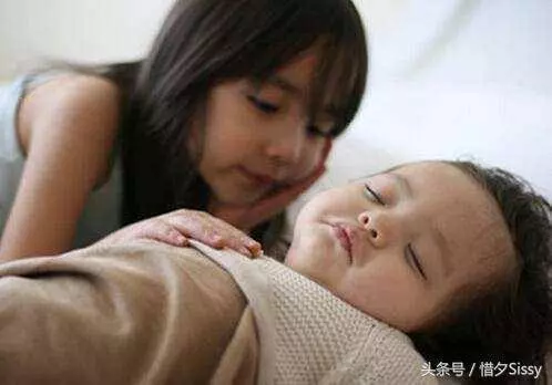 他連生四個女兒,爹媽讓他扔掉兩個,他不肯。三十年後,爹媽都要下跪