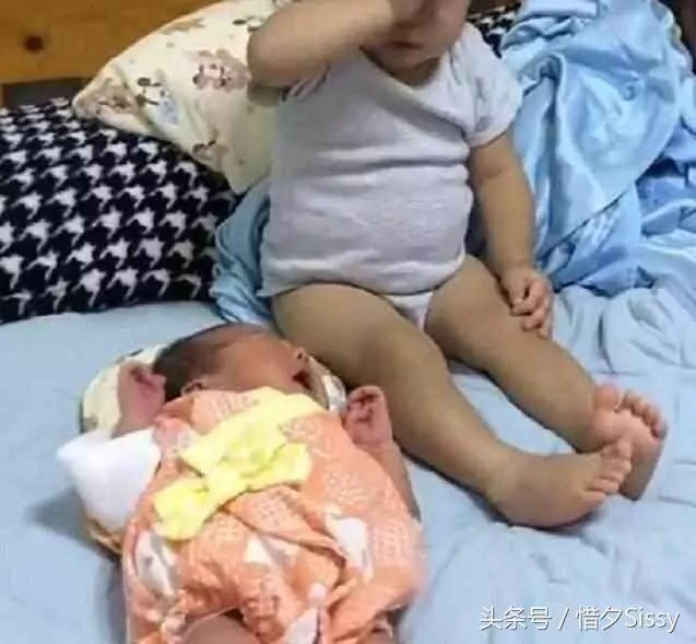 他連生四個女兒,爹媽讓他扔掉兩個,他不肯。三十年後,爹媽都要下跪