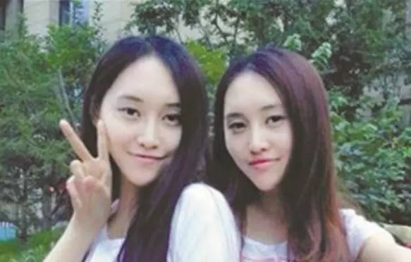 出嫁的兩個女兒回娘家,母親嫌貧愛富,區別對待,兒子指責拎不清