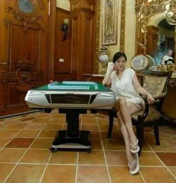 出嫁的兩個女兒回娘家,母親嫌貧愛富,區別對待,兒子指責拎不清