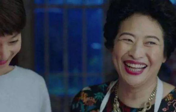出嫁的兩個女兒回娘家,母親嫌貧愛富,區別對待,兒子指責拎不清