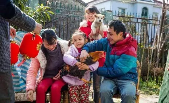 出嫁的兩個女兒回娘家,母親嫌貧愛富,區別對待,兒子指責拎不清