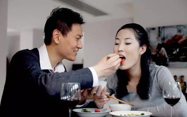 自辭去工作後 我每天在家帶孩子 做家務洗衣煮飯 瞞著老公給爸媽生活費 去被發現