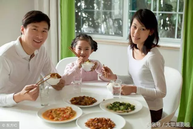 自辭去工作後 我每天在家帶孩子 做家務洗衣煮飯 瞞著老公給爸媽生活費 去被發現