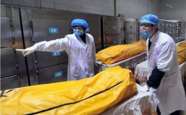 8歲女兒火化時發現異常,起疑掀開白布,父親跪謝工作人員!