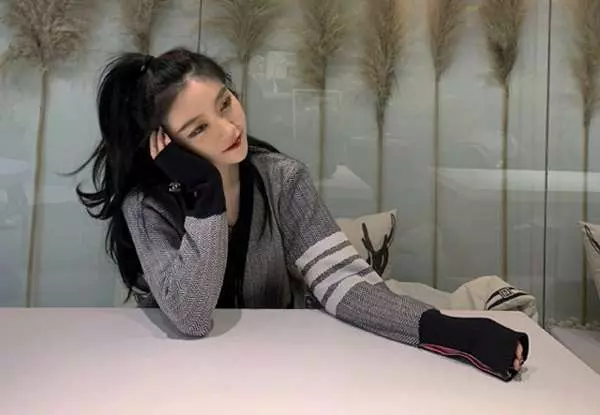 有錢就是霸氣!24歲千金炫富無極限,零用錢拿了400多萬,媽媽還送她一條街!