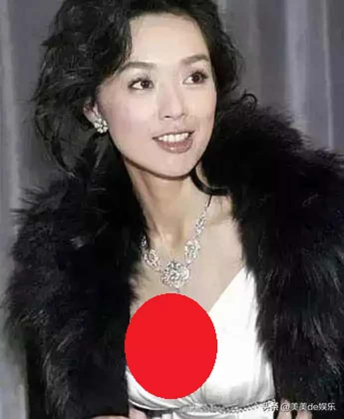 她陪富商睡,一連被爆4個男友,原來都是假清純!