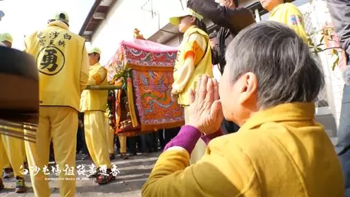 媽祖要她別怕!阿嬤求子孫平安「無助縮在牆角」 白沙屯娘娘突然轉向「展現神蹟」