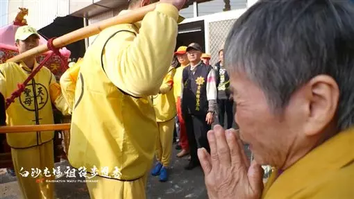 媽祖要她別怕!阿嬤求子孫平安「無助縮在牆角」 白沙屯娘娘突然轉向「展現神蹟」
