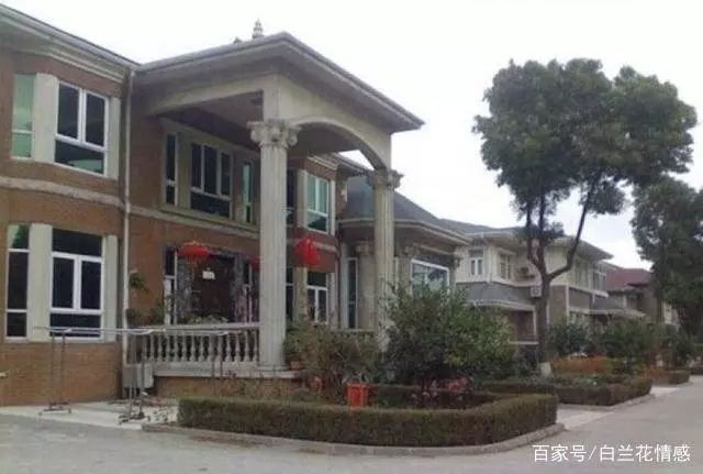 媽媽住豬圈,弟弟住別墅,春節回家,我一把火點了別墅,弟弟蒙了