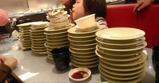 一次點20份壽司還放縱小孩搶點餐器,全家毫無教養的下場就是被霸氣店長訓慘滾出店家