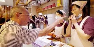 一次點20份壽司還放縱小孩搶點餐器,全家毫無教養的下場就是被霸氣店長訓慘滾出店家