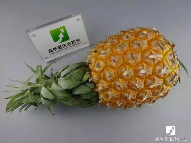 去皮小妙招:鳳梨去皮竟這麼簡單,不用一分鐘全變鳳梨塊,太實用了