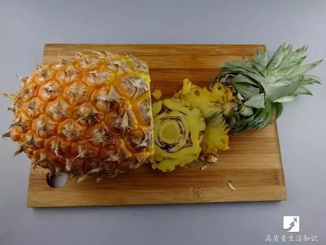 去皮小妙招:鳳梨去皮竟這麼簡單,不用一分鐘全變鳳梨塊,太實用了