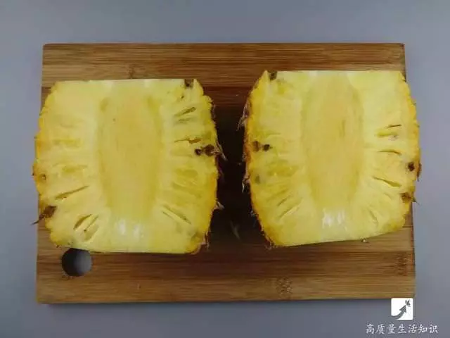 去皮小妙招:鳳梨去皮竟這麼簡單,不用一分鐘全變鳳梨塊,太實用了