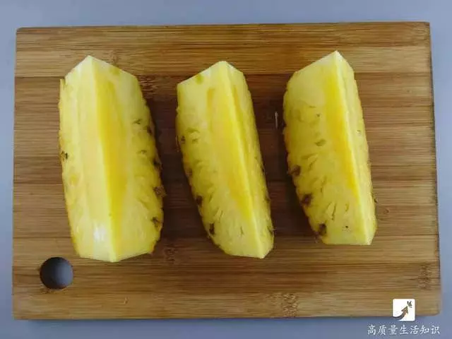 去皮小妙招:鳳梨去皮竟這麼簡單,不用一分鐘全變鳳梨塊,太實用了