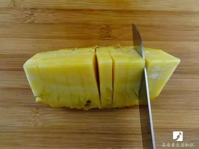 去皮小妙招:鳳梨去皮竟這麼簡單,不用一分鐘全變鳳梨塊,太實用了