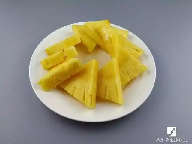 去皮小妙招:鳳梨去皮竟這麼簡單,不用一分鐘全變鳳梨塊,太實用了