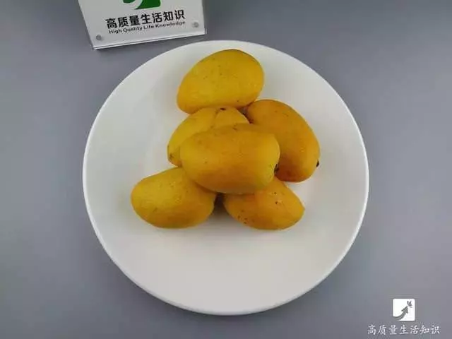 去皮小妙招:鳳梨去皮竟這麼簡單,不用一分鐘全變鳳梨塊,太實用了