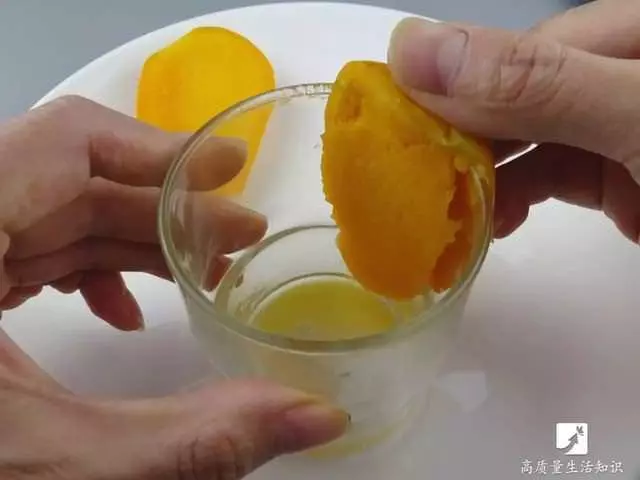 去皮小妙招:鳳梨去皮竟這麼簡單,不用一分鐘全變鳳梨塊,太實用了