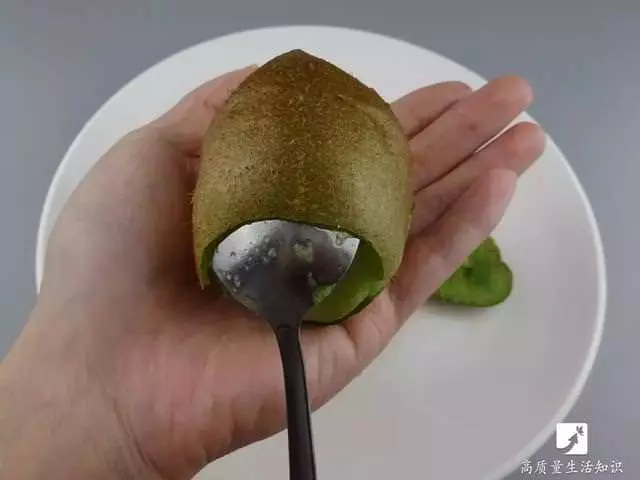 去皮小妙招:鳳梨去皮竟這麼簡單,不用一分鐘全變鳳梨塊,太實用了